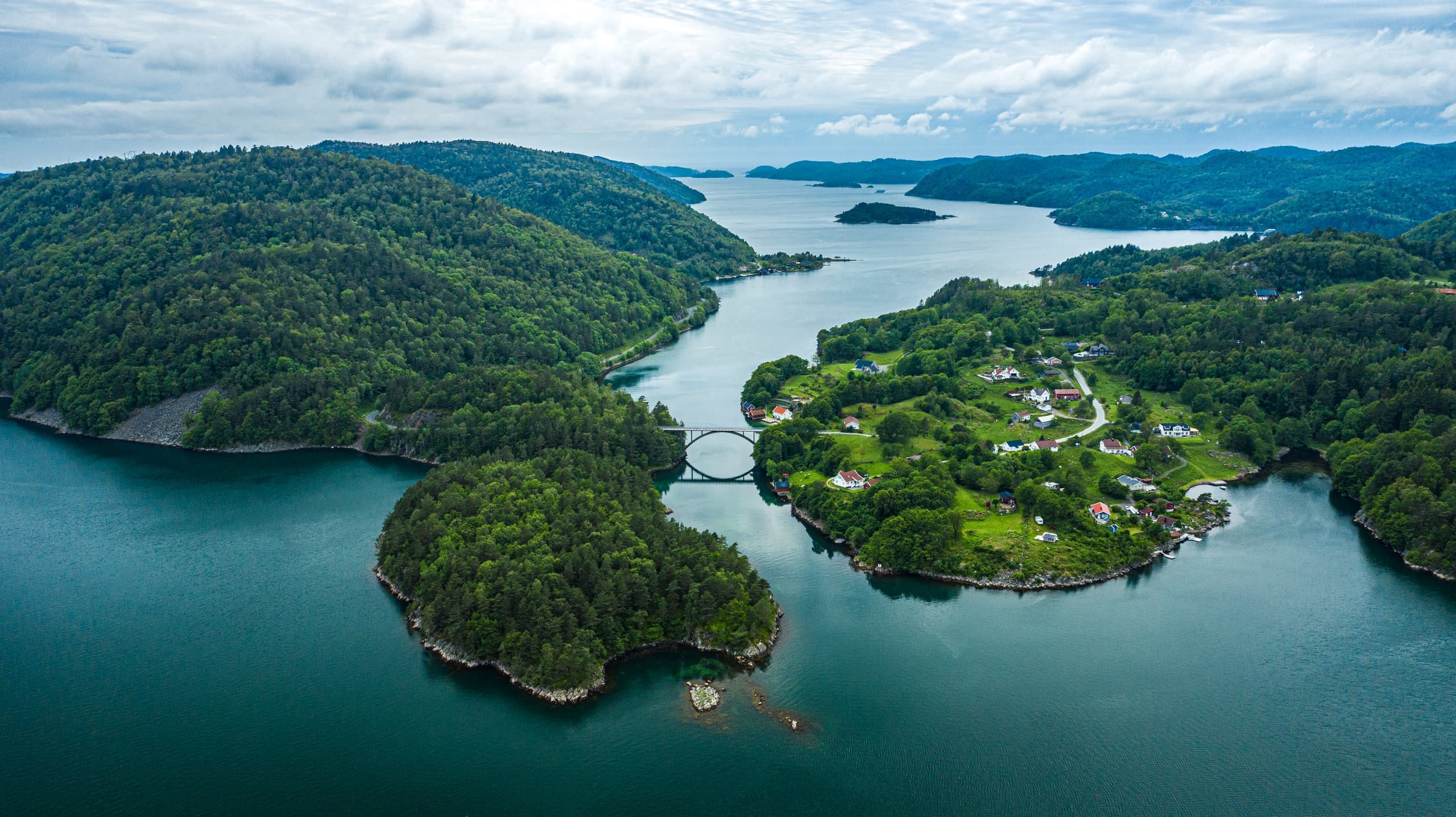 Luftaufnahme eines Fjords in Südnorwegen mit Inseln, Brücke und kleinen Häusern am Wasser